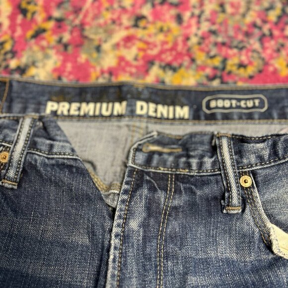 0824-45 Old Navy Clean Water Wash Jeans - Picture 2 of 3